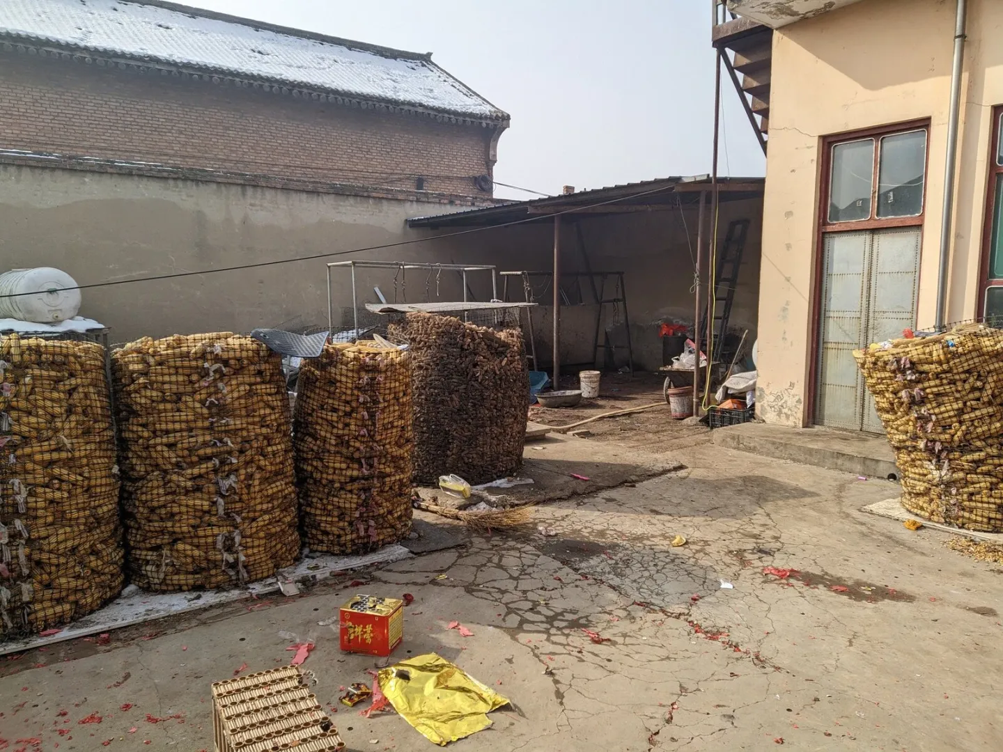 亲戚家里,堆满了收获的玉米