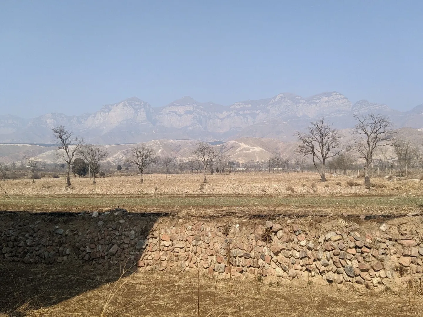 后面的山就是吕梁山,比南京任何一座山都高