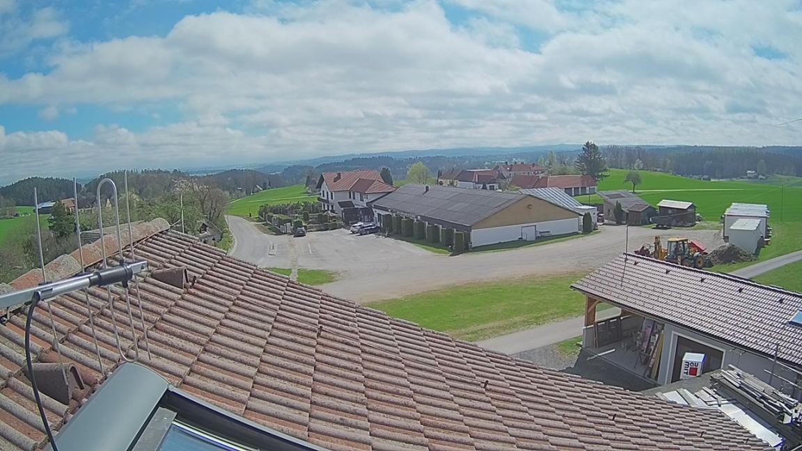 天还不是特别亮